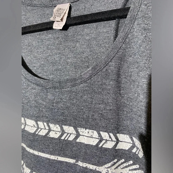 Sleeveless Top with Arrow Design - Picture 3 of 3